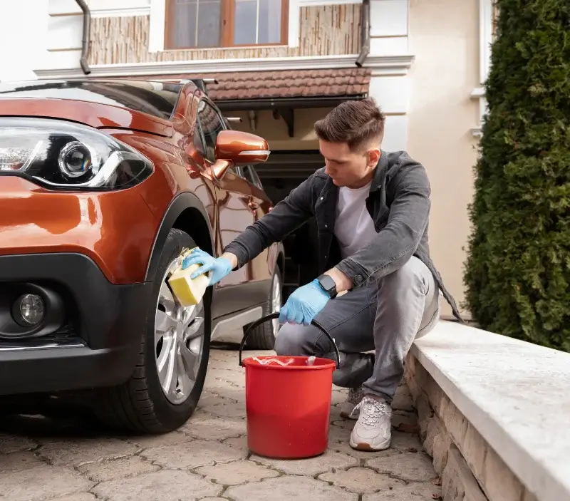 Lavage auto à domicile L'Aiguillon : professionnel intervenant sur un véhicule
